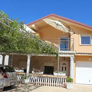 Apartman Novoselic, Vir